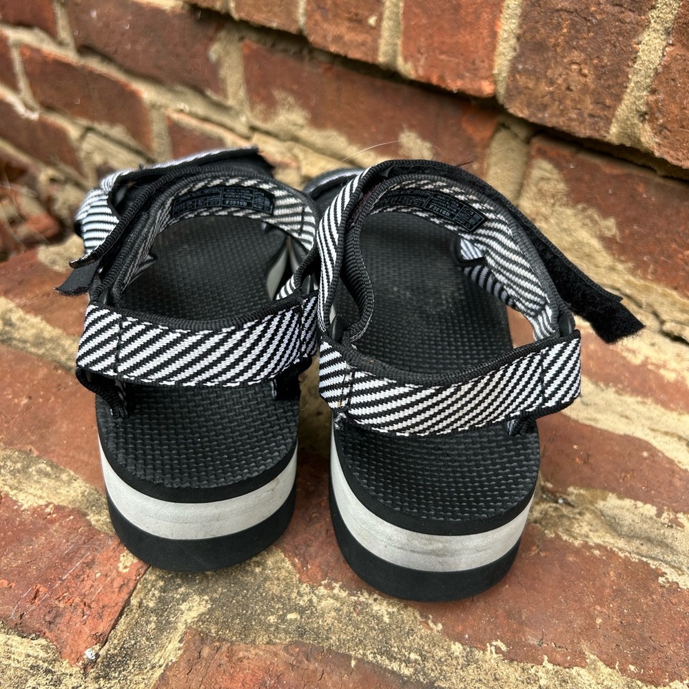 Teva women’s Black and White straps platform sandals - Picture 8 of 9